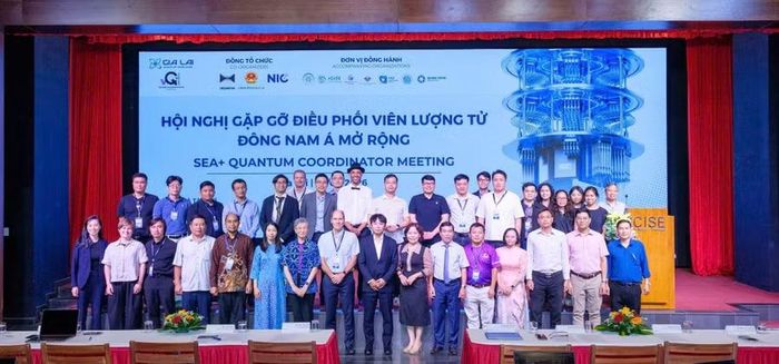  TS. Tim Smith (hàng đầu, thứ 8 từ trái sang) tham gia với vai trò điều phối tại hội nghị Gặp gỡ Điều phối viên Lượng tử Đông Nam Á mở rộng trong khuôn khổ Gia Lai Quantum Year 2026. Ảnh: H.Đ 