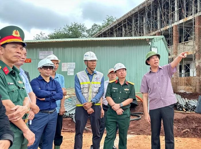 Phó Chủ tịch UBND tỉnh Lâm Hải Giang (bìa phải) kiểm tra thực tế tiến độ thi công tại điểm trường Ia O. Ảnh: Hà Duy