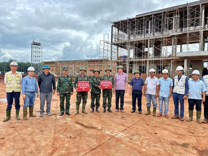 Phó Chủ tịch UBND tỉnh Lâm Hải Giang (thứ 8 từ trái sang) tặng quà cho các lực lượng tham gia hỗ trợ thi công điểm trường Ia Chia. Ảnh: Hà Duy