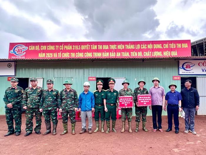 Phó Chủ tịch UBND tỉnh Lâm Hải Giang (thứ 3 từ phải sang) tặng quà cho các lực lượng tham gia hỗ trợ thi công điểm trường Ia O. Ảnh: Hà Duy
