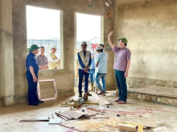 Phó Chủ tịch UBND tỉnh Lâm Hải Giang (bìa phải) kiểm tra thực tế tiến độ thi công điểm trường Ia Chia. Ảnh: Hà Duy