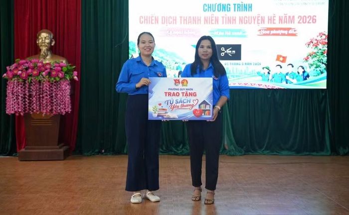  Đoàn phường Quy Nhơn tặng Tủ sách yêu thương tại chương trình. Ảnh: ĐVCC 