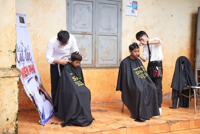  Thế giới tóc nam Shin PK tổ chức cắt tóc miễn phí cho trẻ em trên địa bàn xã. Ảnh: ĐVCC 