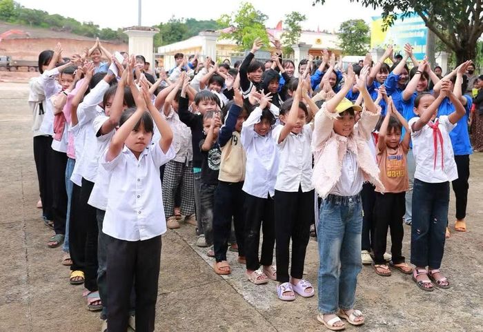  Học sinh Trường Tiểu học và THCS Phù Đổng tham gia "Ngày hội thiếu nhi vui khỏe". Ảnh: Hữu Tín 