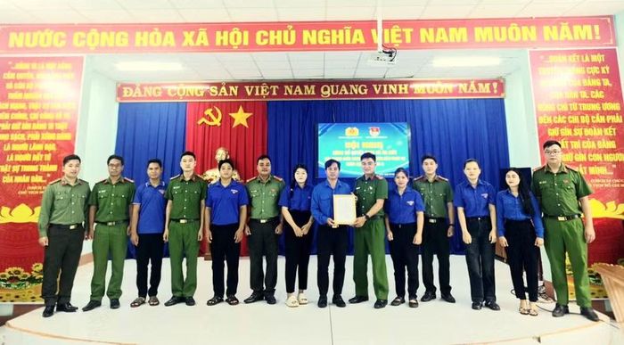 Ra mắt “Đội Thanh niên xung kích vì Nhân dân phục vụ” xã Ia O. Ảnh: Khánh Phong