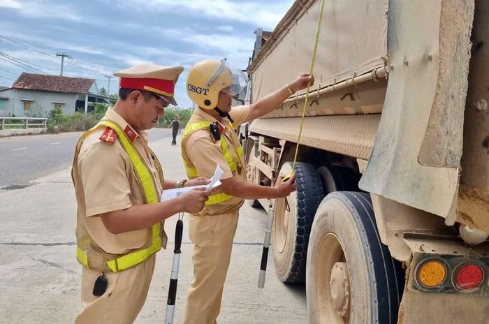 Tổ công tác của Đội Cảnh sát giao thông đường bộ số 4 kiểm tra kết cấu phương tiện tại tuyến ĐH.21. Ảnh: K.A
