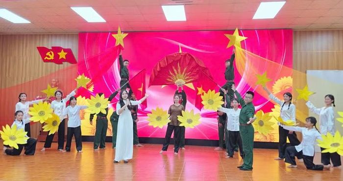 Tiết mục Một vòng Việt Nam của đội thi tiểu ban hoạt động hè tổ dân phố 3. Ảnh: Bá Bính