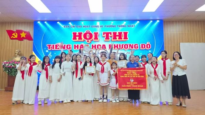 Ban tổ chức hội thi trao giải nhất toàn đoàn cho đội thi tiểu ban hoạt động hè tổ dân phố 2. Ảnh: Bá Bính
