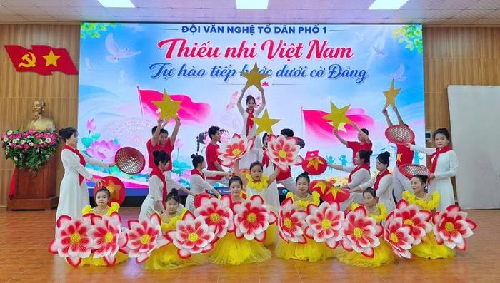 Tiết mục “Thiếu nhi Việt Nam tự hào tiếp bước dưới cờ Đảng” của đội thi tiểu ban hoạt động hè tổ dân phố 1. Ảnh: Bá Bính