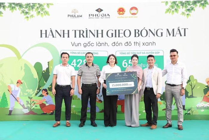  Các đối tác, khách hàng của Công ty cổ phần Đầu tư phát triển hạ tầng Phú Gia đóng góp 15 triệu đồng cho quỹ cứu trợ phường Quy Nhơn Nam. Ảnh: Tiến Sỹ 