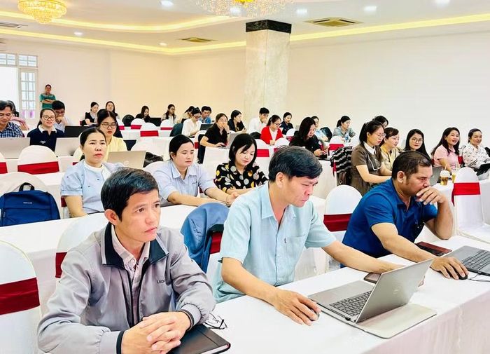 Hơn 100 cán bộ, chuyên viên phụ trách công tác trẻ em khu vực phía Tây tỉnh tham gia tập huấn. Ảnh: Như Nguyện