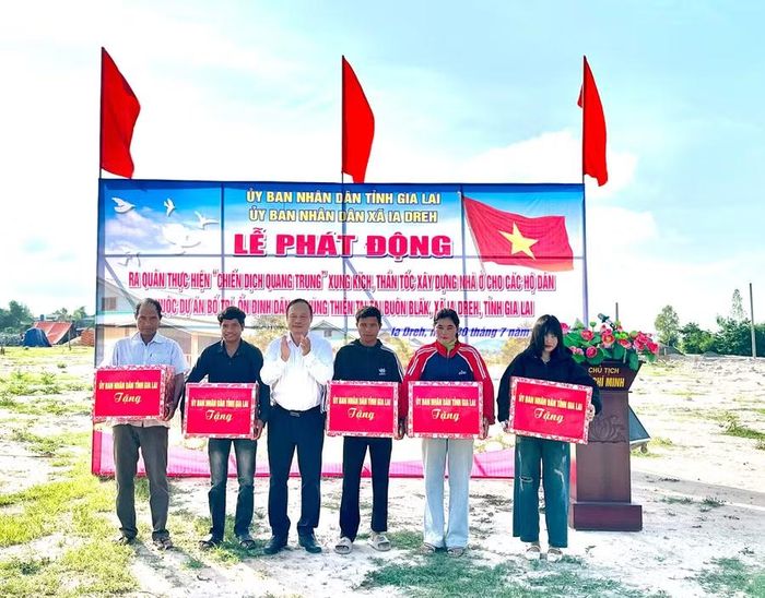  Phó Chủ tịch UBND tỉnh Dương Mah Tiệp tặng quà cho các hộ nghèo trên địa bàn xã Ia Dreh. Ảnh: Hà Duy 