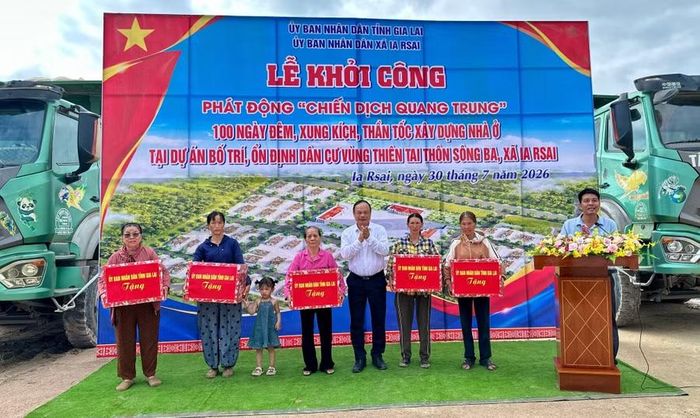  Phó Chủ tịch UBND tỉnh Dương Mah Tiệp tặng quà cho các hộ nghèo trên địa bàn xã Ia Rsai. Ảnh: Hà Duy 