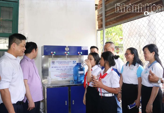 Học sinh Trường THCS Lê Văn Tám sử dụng nước của hệ thống lọc nước sạch uống tại vòi.