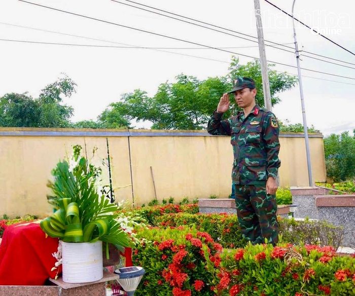 Giây phút tri ân của Thiếu tá quân nhân chuyên nghiệp Trần Thanh Tùng sau khi đưa hài cốt liệt sĩ Nguyễn Văn Quạch (hy sinh năm 1947, được an táng ban đầu tại xã Ninh Phước) về an táng tại Nghĩa trang liệt sĩ Ninh Thuận (xã Xuân Hải).
