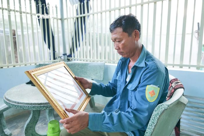 Bằng khen của Chủ tịch UBND tỉnh là sự ghi nhận đối với những năm tháng ông Lê Văn Vinh lặng lẽ đồng hành với các lực lượng tìm kiếm, quy tập hài cốt liệt sĩ.