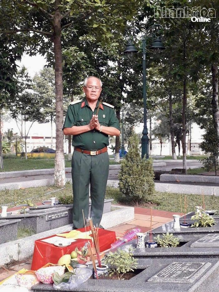 Ông Võ Huy Thông thắp hương tại Nghĩa trang liệt sĩ Bình Dương (nay thuộc TP. Hồ Chí Minh) trong hành trình xác minh, đưa hài cốt một liệt sĩ quê Duy Xuyên - Quảng Nam (nay thuộc TP. Đà Nẵng) trở về với gia đình.