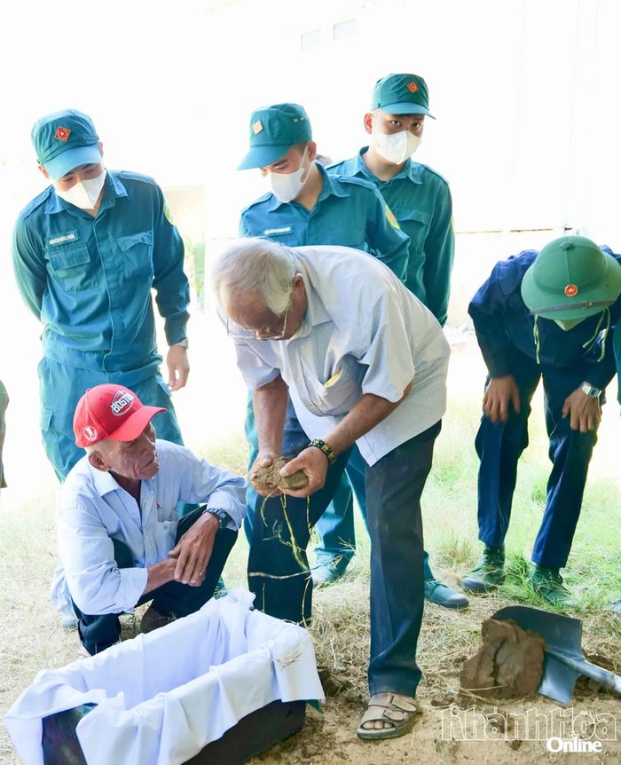 Ông Võ Huy Thông (áo trắng) tham gia quy tập hài cốt liệt sĩ Mai Văn Điệu để đưa về an táng tại Nghĩa trang liệt sĩ Ninh Thuận (xã Xuân Hải).