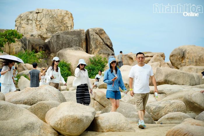 Đoàn famtrip của doanh nghiệp hàng không, lữ hành Trung Quốc tham quan danh thắng Hòn Chồng.