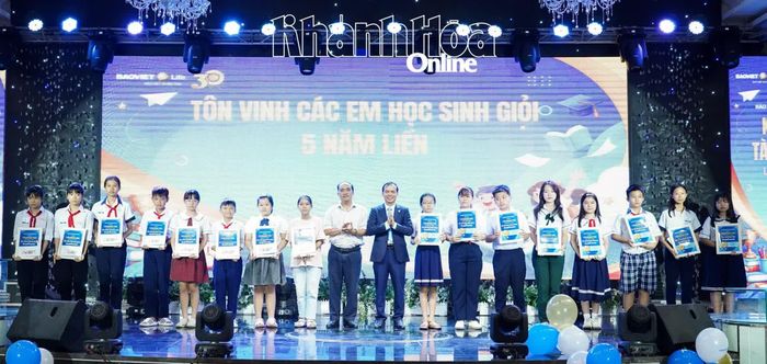 Ban tổ chức trao học bổng "Thắp sáng tài năng trẻ" cho các em học sinh.