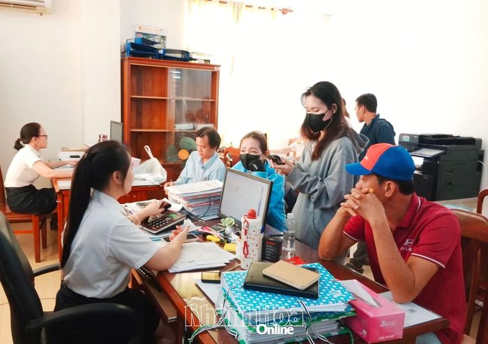 Cán bộ thuế tư vấn, hướng dẫn thủ tục thuế cho người dân.