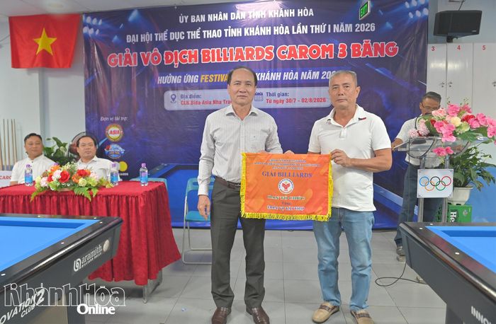 Ông Nguyễn Tuấn Thanh - Phó Giám đốc Sở Văn hóa, Thể thao và Du lịch trao cờ lưu niệm cho nhà tài trợ Câu lạc bộ Billiards ASIA.