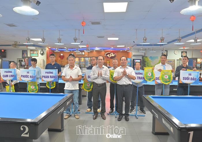 Ban tổ chức tặng cờ lưu niệm cho đại diện các xã, phường tham dự giải.