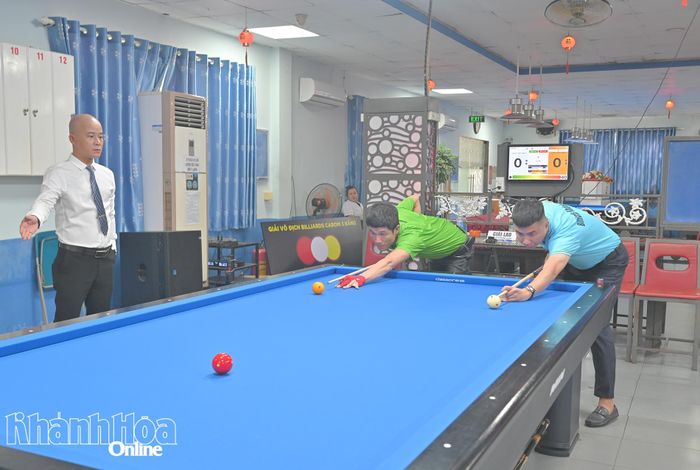 Các vận động viên làm thủ tục bắt đầu bước vào trận đấu.