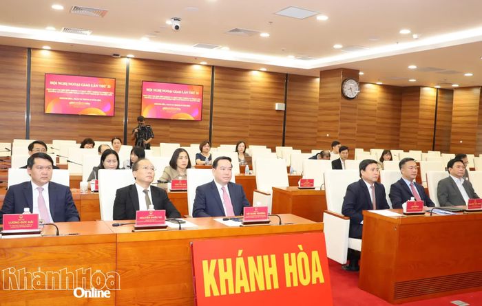 Các đồng chí: Hồ Xuân Trường, Lâm Đông, Nguyễn Việt Hùng, Nguyễn Khắc Hà và các đại biểu dự hội nghị tại điểm cầu tỉnh Khánh Hòa.