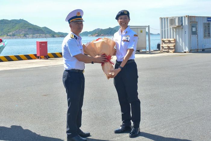Đại tá Nguyễn Hải Châu tặng hoa cho Đại tá Siswi Herlini.