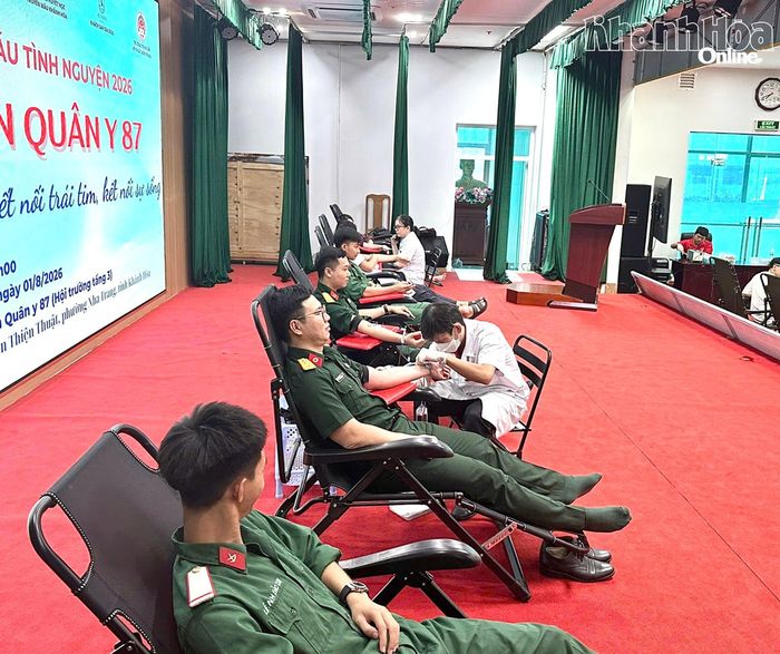 Cán bộ, chiến sĩ Bệnh viện Quân y 87 tham gia hiến máu tình nguyện.