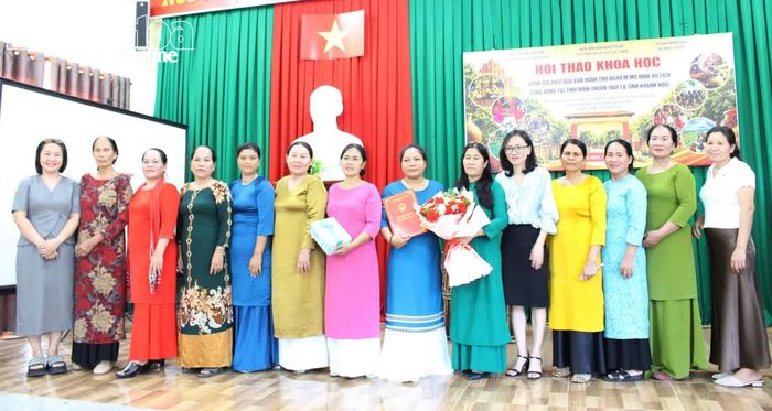 Lãnh đạo Trung tâm Dữ liệu di sản văn hóa (Viện Văn hóa, Nghệ thuật, Thể thao và Du lịch Việt Nam) và lãnh đạo UBND xã Ninh Phước trao quyết định và tặng hoa chúc mừng Câu lạc bộ Thực hành di sản văn hóa phi vật thể “Nghệ thuật làm gốm của người Chăm” thôn Bàu Trúc.