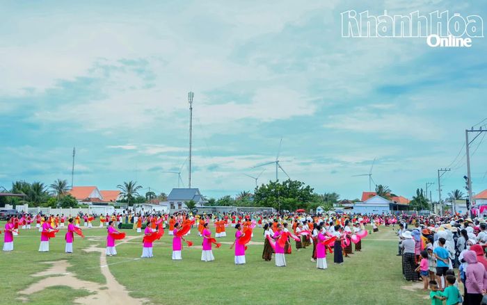 Người dân thôn Hậu Sanh (xã Phước Hữu) biểu diễn văn nghệ trong Lễ hội Katê.