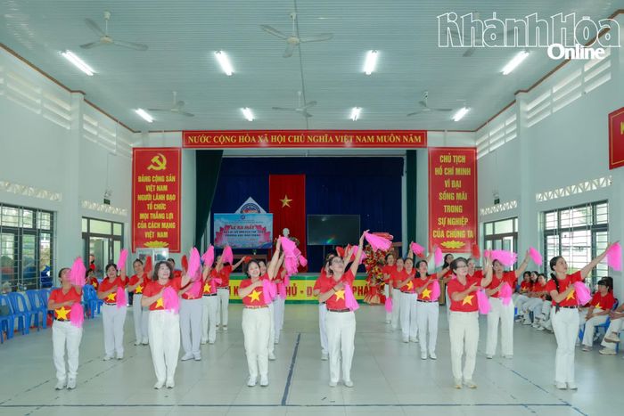 Màn đồng diễn của các thành viên Câu lạc bộ UNESCO thể thao phường Bắc Nha Trang.