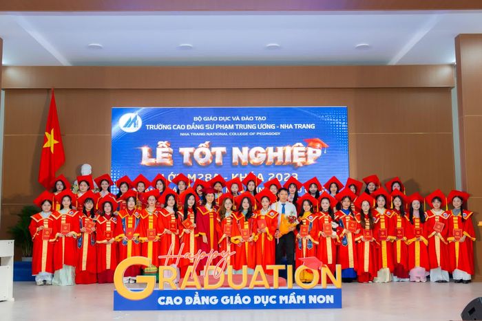 Các sinh viên nhận bằng tốt nghiệp. 
