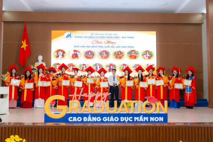 Tiến sĩ Nguyễn Trung Triều - Hiệu trưởng nhà trường khen thưởng các sinh viên đạt danh hiệu xuất sắc, giỏi toàn khóa. 