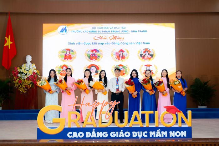 Nhà trường chúc mừng các sinh viên được kết nạp Đảng. 
