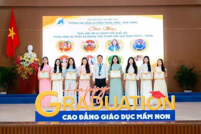 Nhà trường khen thưởng các sinh viên đạt thành tích trong công tác Đoàn và phong trào thanh niên. 