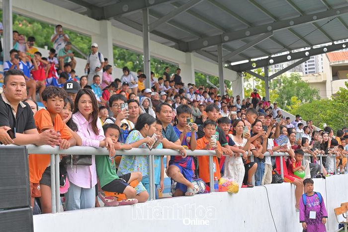 Đông đảo khán giả cổ vũ cho các đội bóng.
