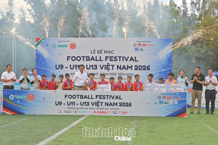 Đội bóng MFC Bình Dương vô địch lứa tuổi U9.