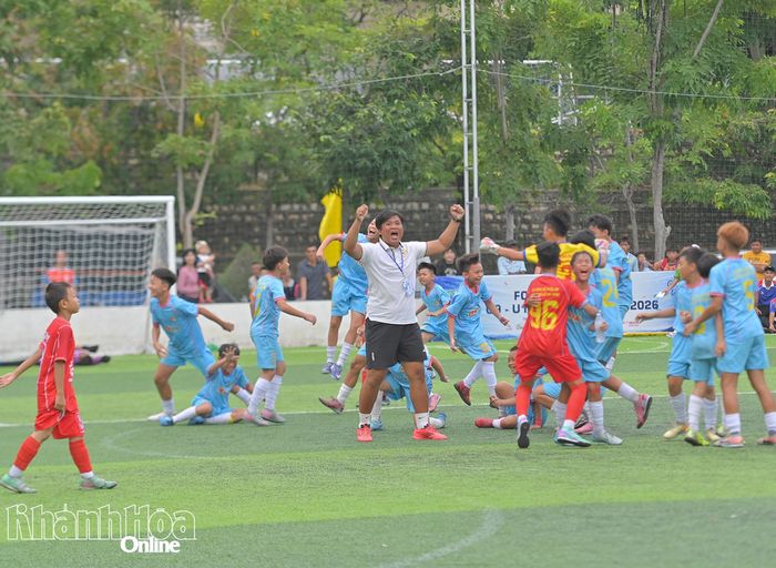 Các cầu thủ, Ban huấn luyện đội bóng U11 Phúc An TP. Hồ Chí Minh mừng chức vô địch.