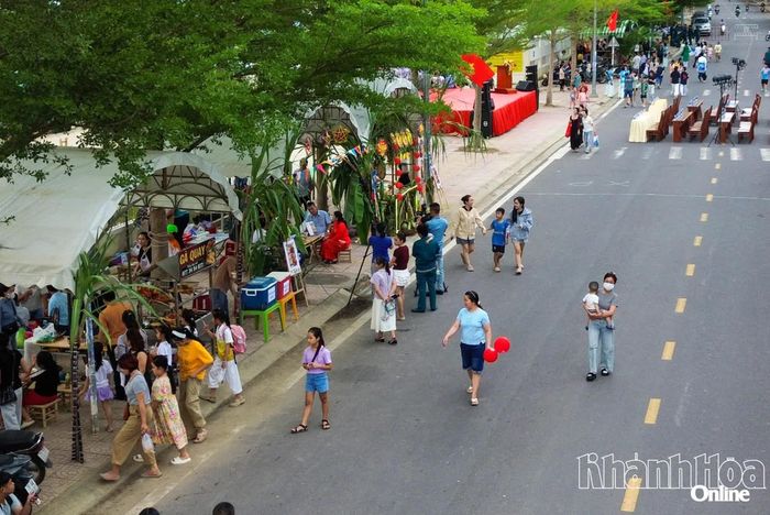 Đông đảo người dân tham quan các gian hàng ẩm thực tại chương trình.