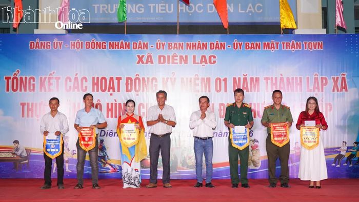 Ban tổ chức trao giải nhất, nhì, ba cho các cụm đạt thành tích xuất sắc tại hội thi văn nghệ, ẩm thực.