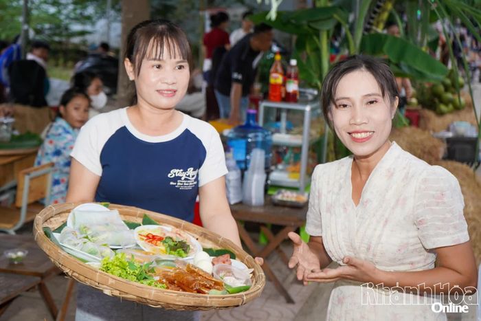 Một gian hàng ẩm thực giới thiệu sản phẩm.