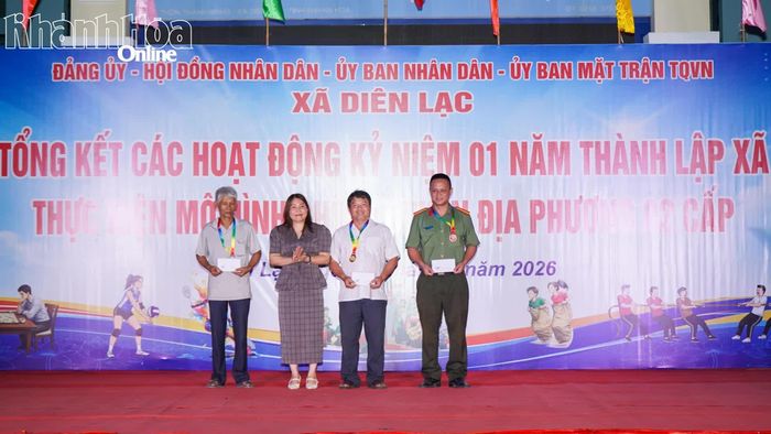 Trao thưởng cho các vận động viên đạt thành tích cao ở các môn thể thao.