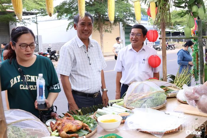 Lãnh đạo UBND xã Diên Lạc tham quan gian hàng ẩm thực.