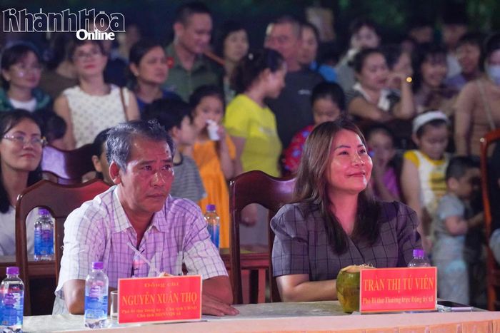 Lãnh đạo xã tham dự chương trình.