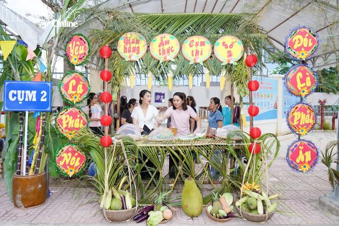 Gian hàng của Cụm thi số 2 được trang trí dân dã từ các vật liệu tre, lá dừa và trái cây.