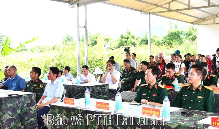 Các đại biểu dự chương trình thăm, tặng quà nhân dân và các lực lượng thực hiện Dự án xây dựng công trình khẩn cấp tại xã Mường Than.