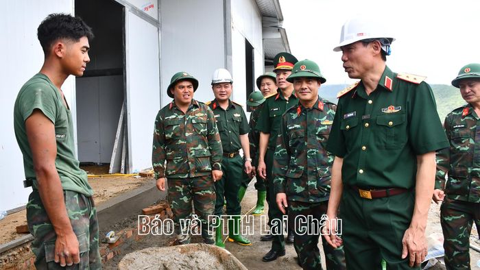 Các đồng chí trong đoàn công tác kiểm tra thực địa, động viên lực lượng thực hiện nhiệm vụ tại bản Sân Bay, xã Mường Than.